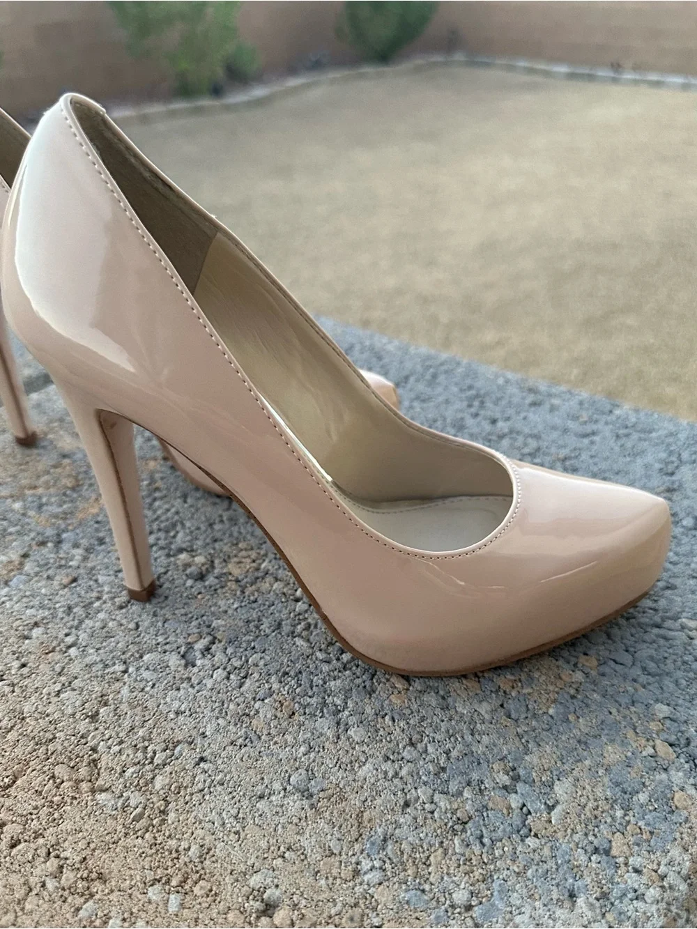 Jessica Simpson Parisah Platform Pump in a glossy beige patent finish Size 6.5M
